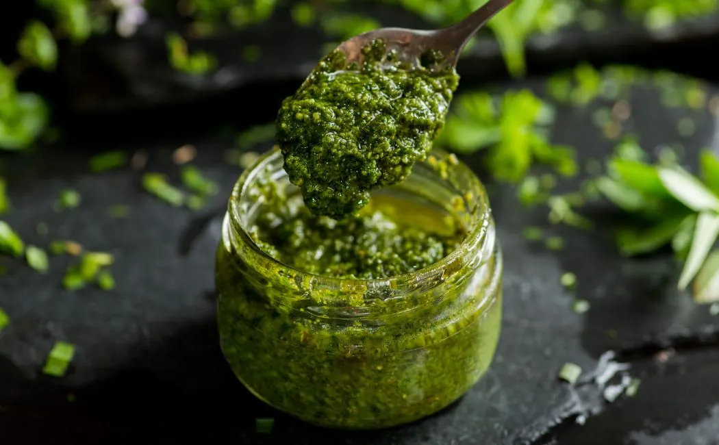 Pesto alla genovese - przepis na zielone włoskie pesto