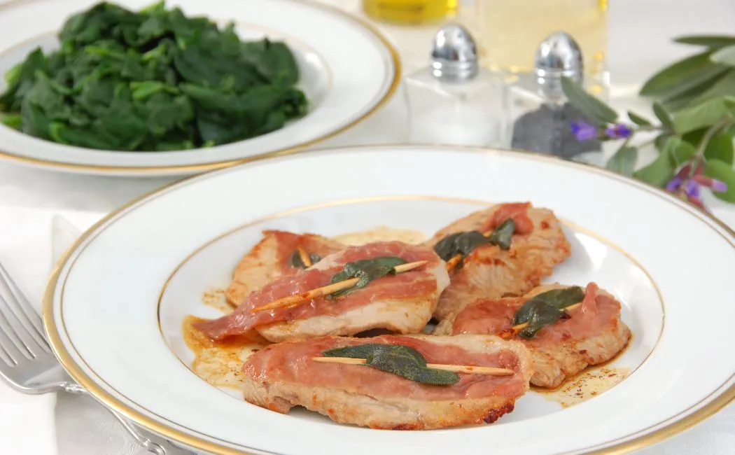 Saltimbocca alla romana - przepis na rzymskie cielęce kotlety