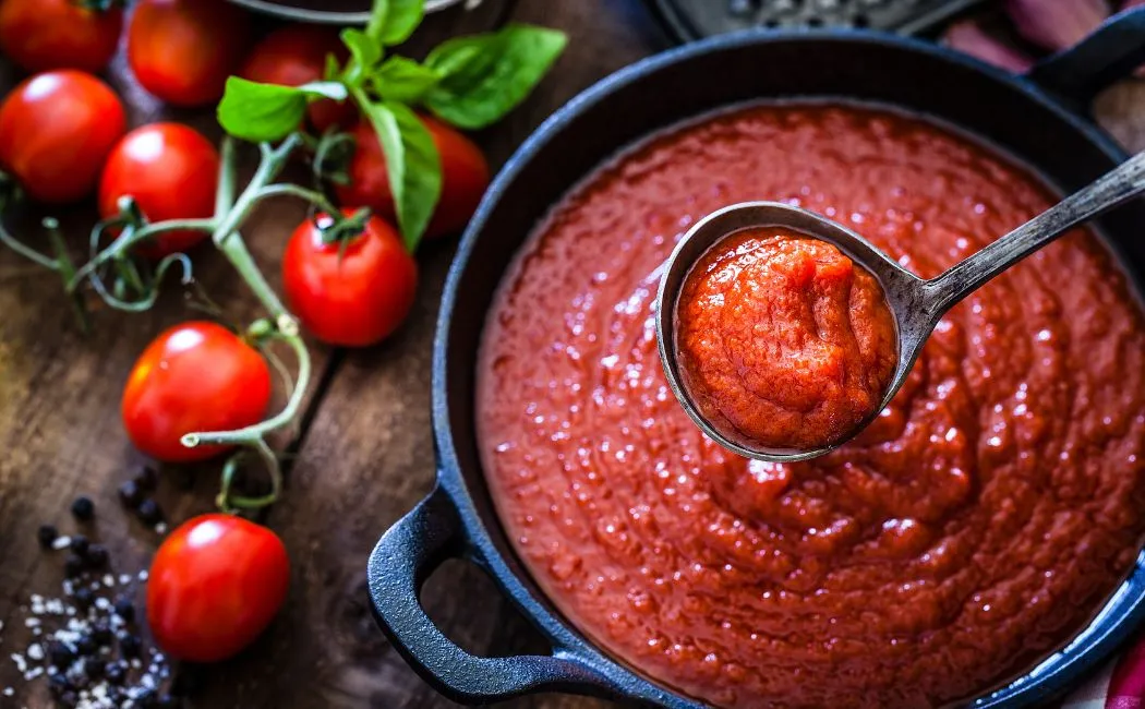 Sekrety sosu pomidorowego, który podkreśli smak pizzy