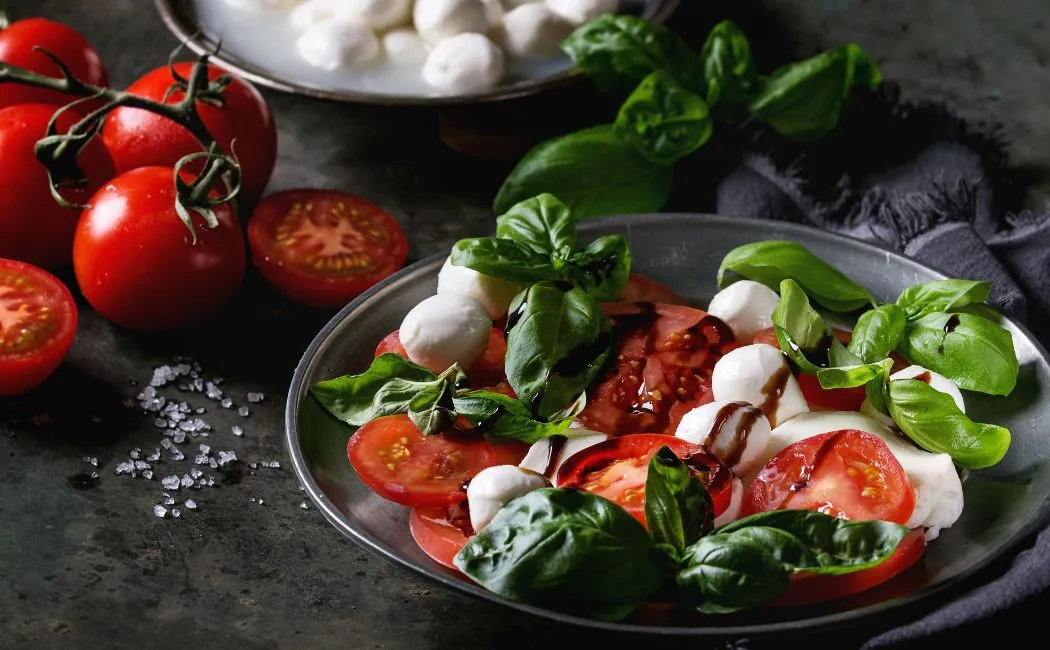 Caprese - przepis na sałatkę z mozzarelli, pomidorów i bazylii