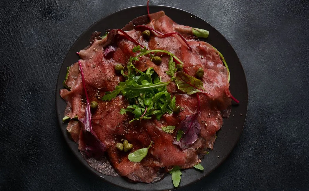 Carpaccio z wołowiny - przepis na cienkie plasterki surowego mięsa