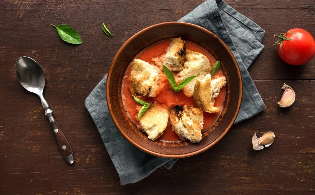 Pappa al Pomodoro - gęsta zupa na bazie pomidorów, chleba, czosnku i bazylii