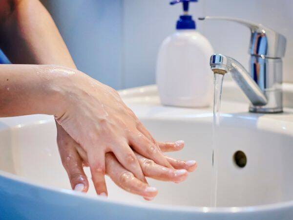 Częste mycie rąk, a wirusy: jakie są zalecenia i jak to działa?