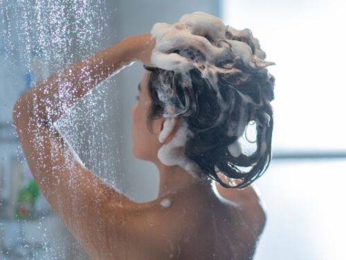 Jak zdrowe sposoby mycia włosów mogą wydłużyć ich żywotność?