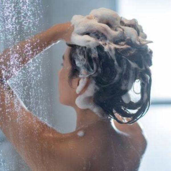 Jak zdrowe sposoby mycia włosów mogą wydłużyć ich żywotność?